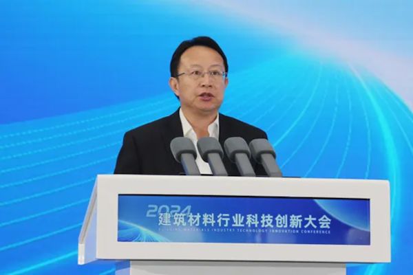 05工业和信息化部高新技术司副司长柏杰为2024建筑材料行业科技创新大会致辞.png